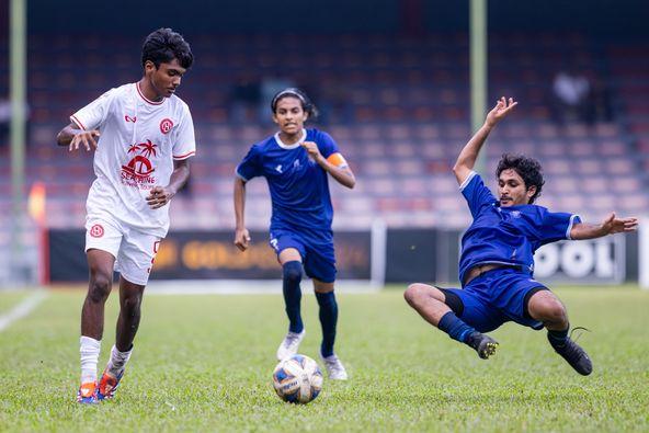 ކުރެންދޫއާި ހުރާ ބައްދަލުކުރި މެޗުގެ ތެރެއިން. ފޮޓޯ: އަބްދުﷲ އަބީދު | ވަޤުތު ސްޕޯރޓްސް