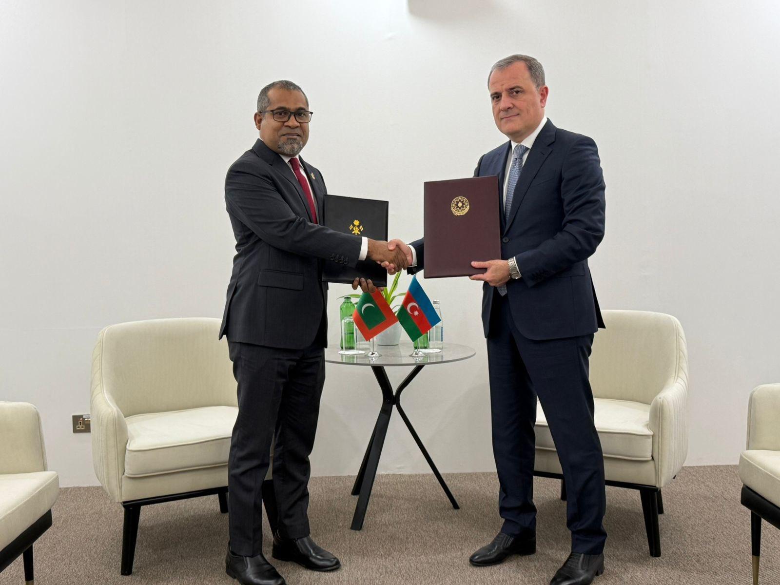 ރާއްޖެއާ އަޒަރުބައިޖާން އާއި ދެމެދު މުހިންމު ދެ އެއްބަސްވުމެއްގައި ސޮއިކޮށްފި