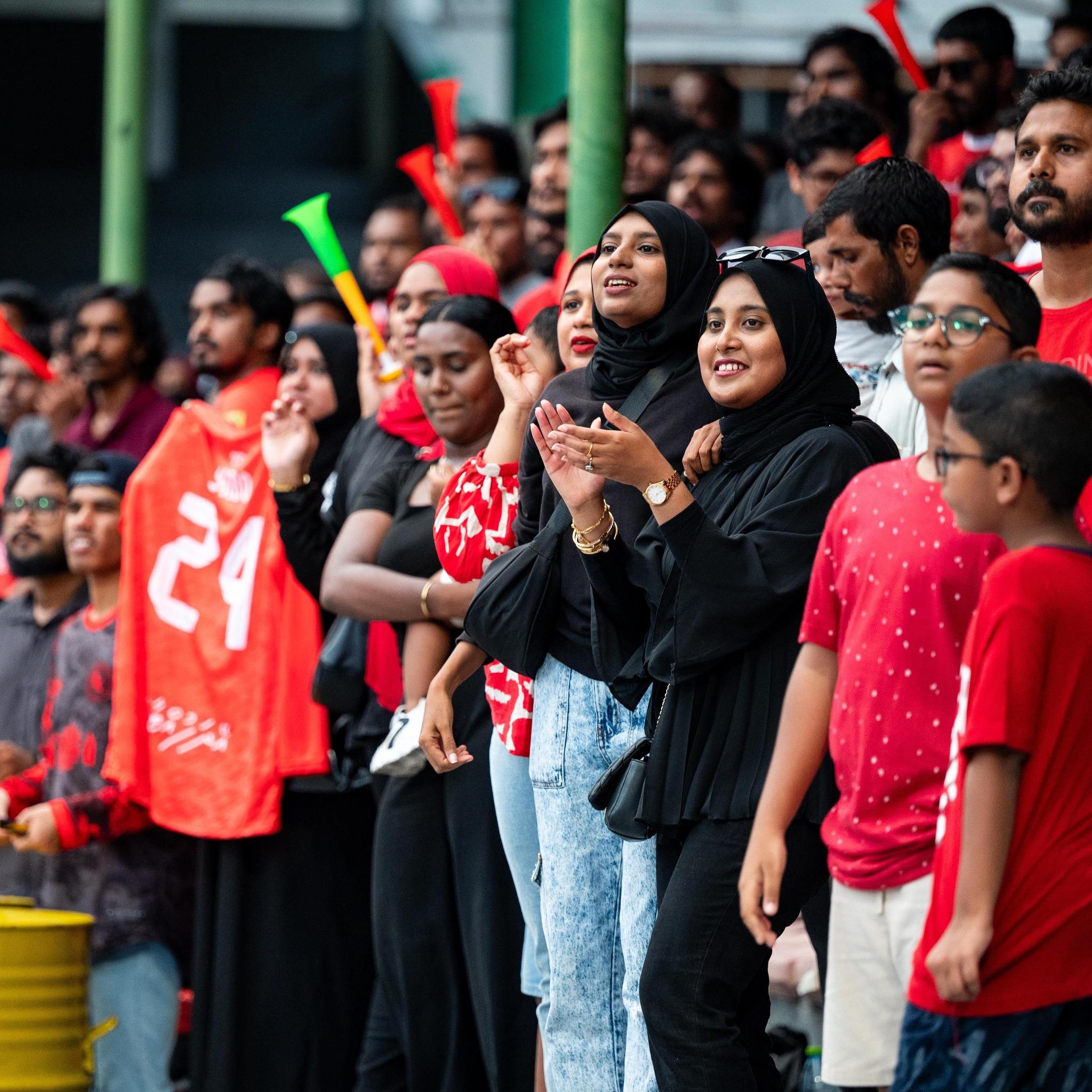 އޭދަފުށީގެ ސަޕޯޓަރުންގެ ފަރާތުން މިމުބާރާތުގައި ފެނިގެންދަނީ އާދަޔާ ޚިޔާފު ޖޯޝަކާއި ހިތްވަރެއް. ފޮޓޯ: ފަޔާޒު މޫސާ | މިހާރު