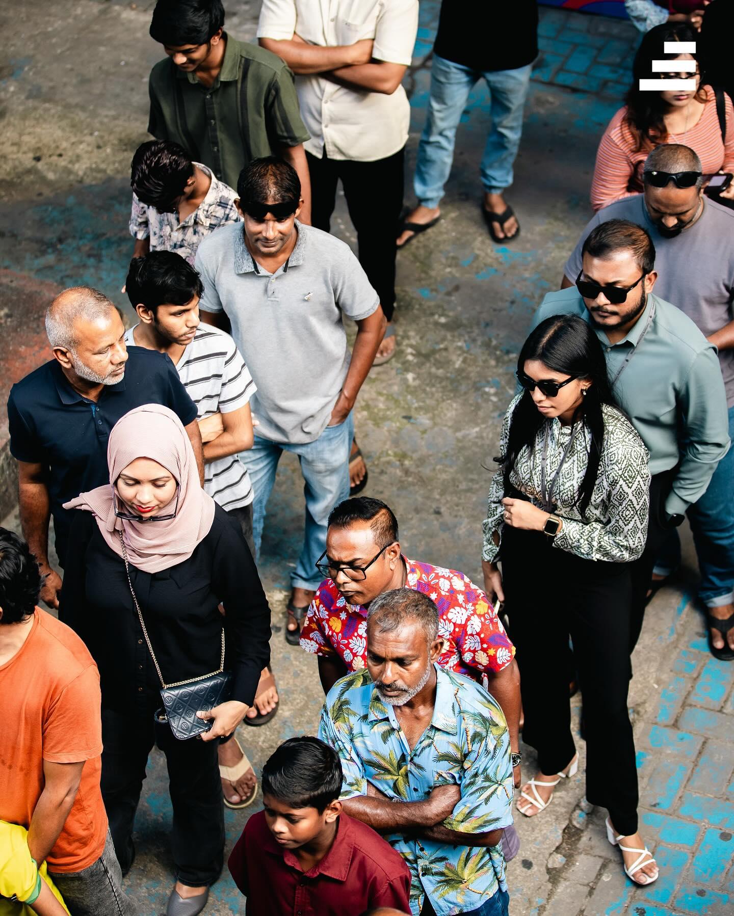 ޓިކެޓްގަންނަން ސަޕޯޓަރުން ކިޔޫގައި. ފޮޓޯ: ސިޑިބަރި
