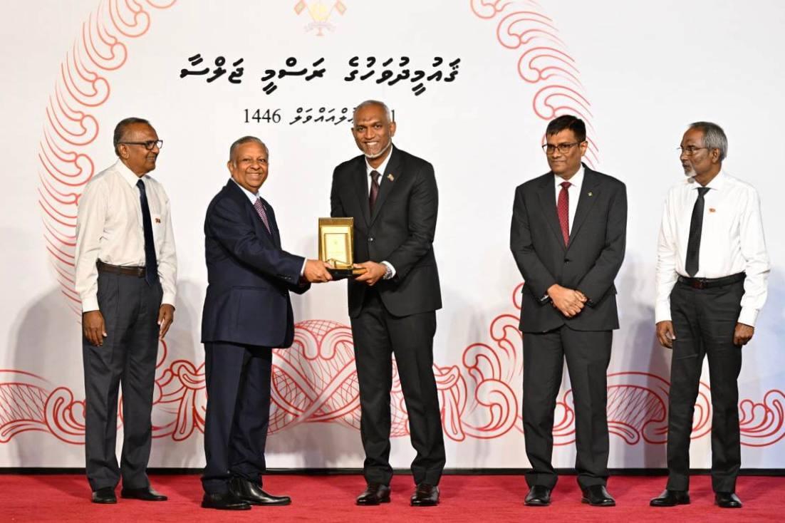 Award for the late Hussain Salahuddin --- Photo/President's Office