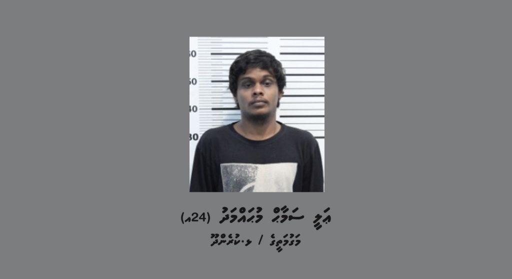 ފުލުހެއްގެ ގައިގަ ސައިކަލުން ޖެއްސި މީހަކު ހައްޔަރަށް