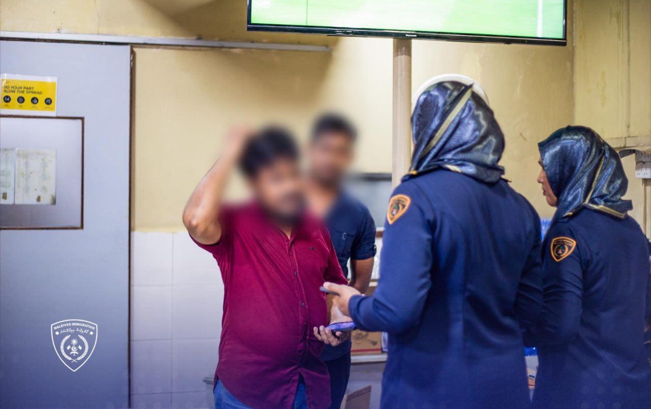 އިމިގްރޭޝަން އޮފިސަރުން ބަލައި ފާސްކުރަން ދާނީ ޔުނިފޯމްގައި، ކާޑު  ވެސް އޮންނާނެ