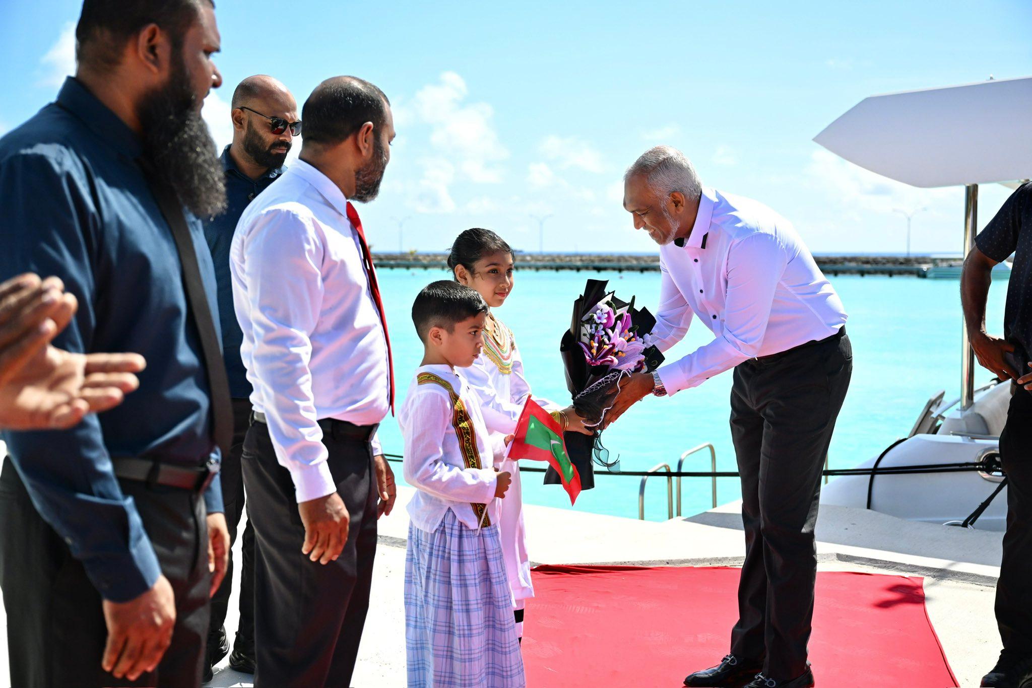 ރައީސް ހޯނޑެއްދޫއަށް ވަޑައިގަތުމުނުް  ހޫނު  މަރުހަބާއެއް 