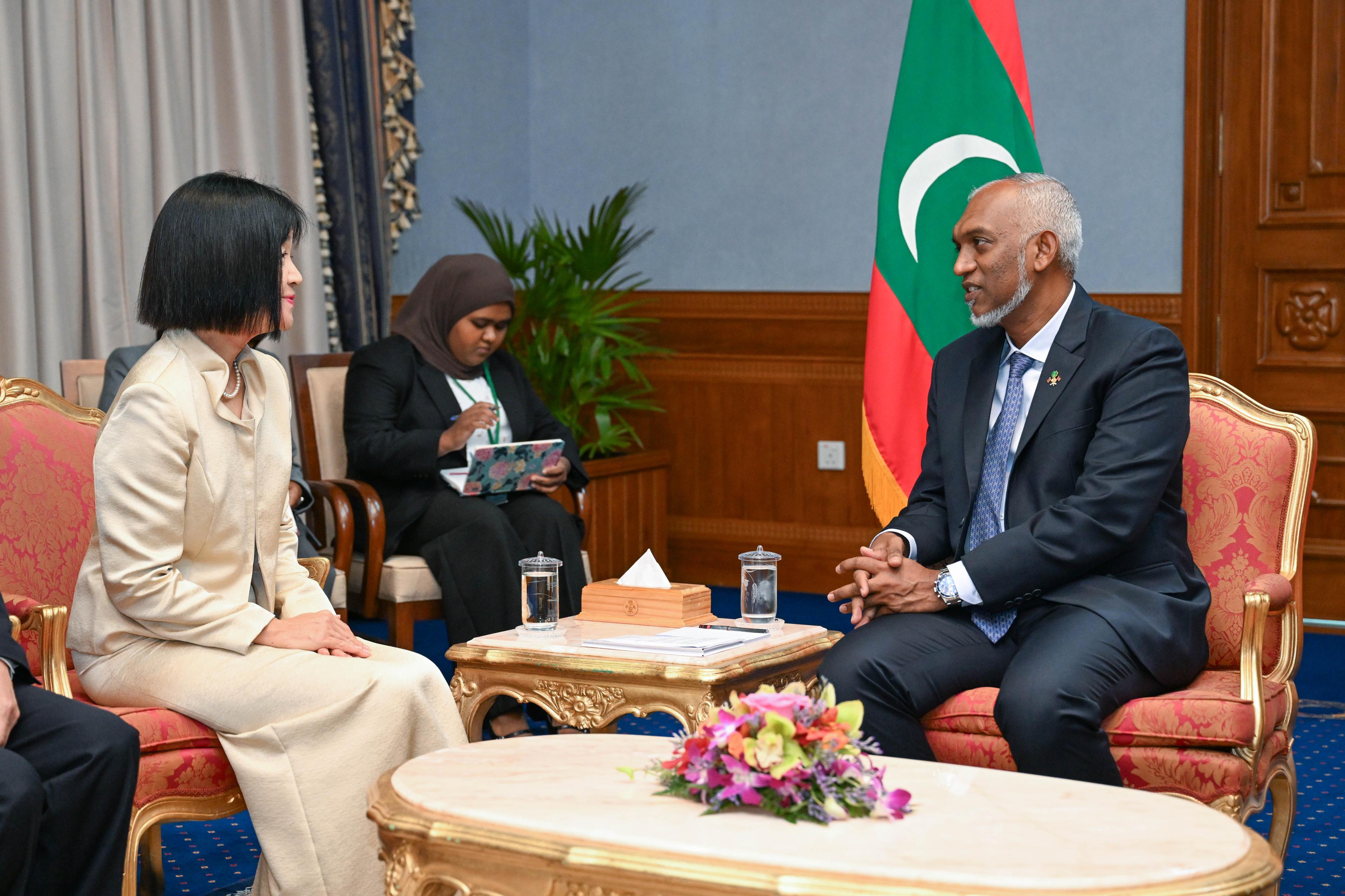 ޖަޕާނު ސަރުކާރުން ދިވެހިރާއްޖެއަށް ކަނޑައެޅުއްވި އައު ސަފީރު،  އިޝިގާމީ ރުމީކޯ ރައީސްއާ ބައްދަލުކުރެއްވުމުގެ ތެރެއިން 