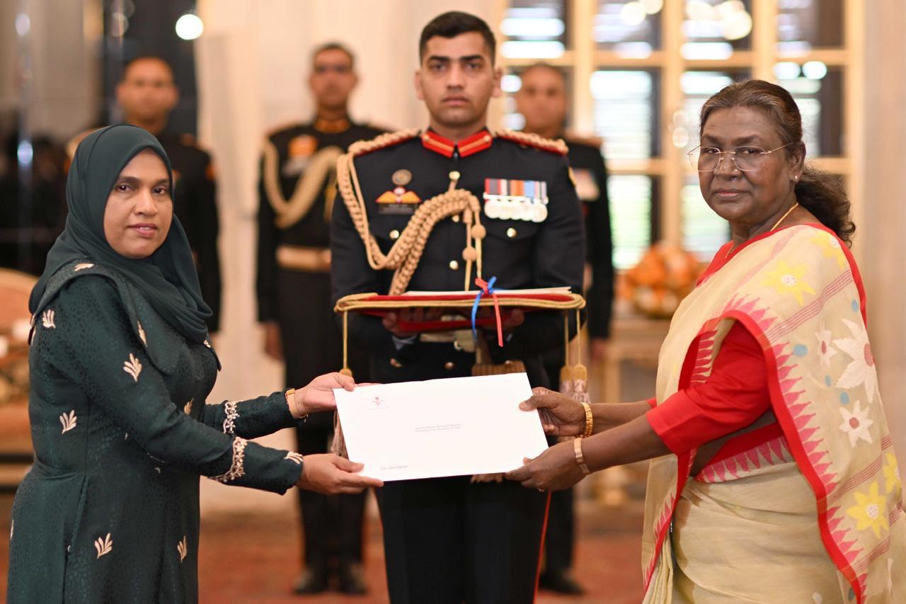 ރާއްޖެއިން އިންޑިއާއަށް ކަނޑައެޅުއްވި އައު ސަފީރު، އިންޑިއާގެ ރައީސާ އަށް ސަފީރުކަމުގެ ފަތްކޮޅު އަރުވައިފި
