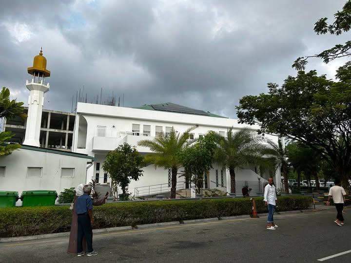 ހުޅުމާލެ އަޒީޒާ މިސްކިތުގެ އިމާމުކަން ޙަވާލުކޮށްފައިވާ ފަރާތާއި ބަދަލުގައި ހަމަ ޖައްސާފައިވާ ފަރާތް ސަސްޕެންޑްކޮށްފި 