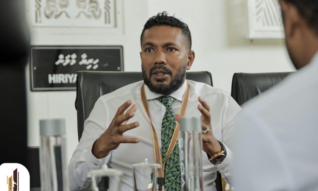 މައިންބަފައިން ސިޔާސީ މަސައްކަތުގައި އުޅޭތީ ދަރިންނަށް ފުރައްސާރަކޮށްގެން ނުވާނެ: މުބީން