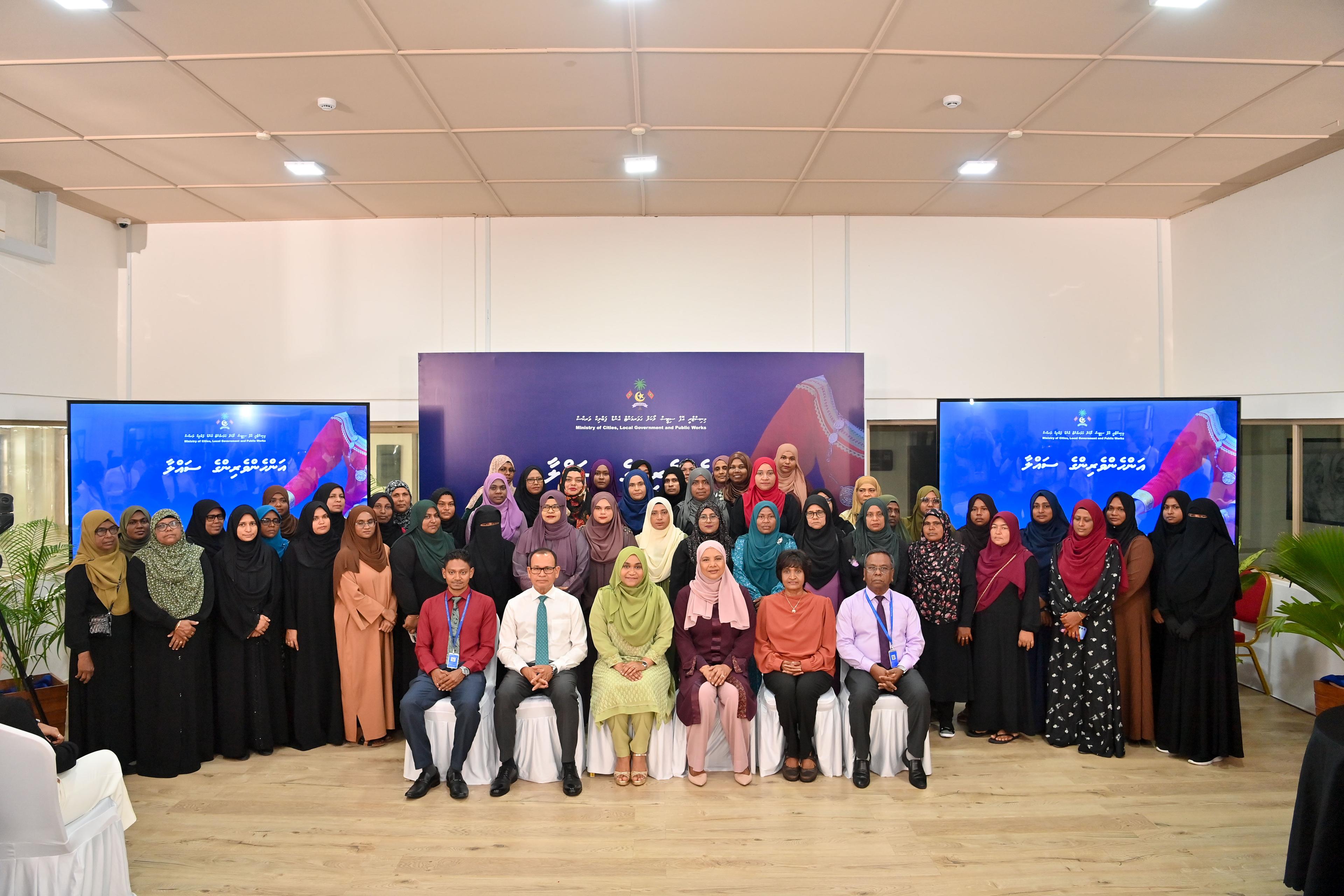 އަންހެންވެރިންގެ ސައްލާ ރައީސްގެ އަނބިކަނބަލުން ޝަރަފުވެރިކޮށްދެއްވައިފި