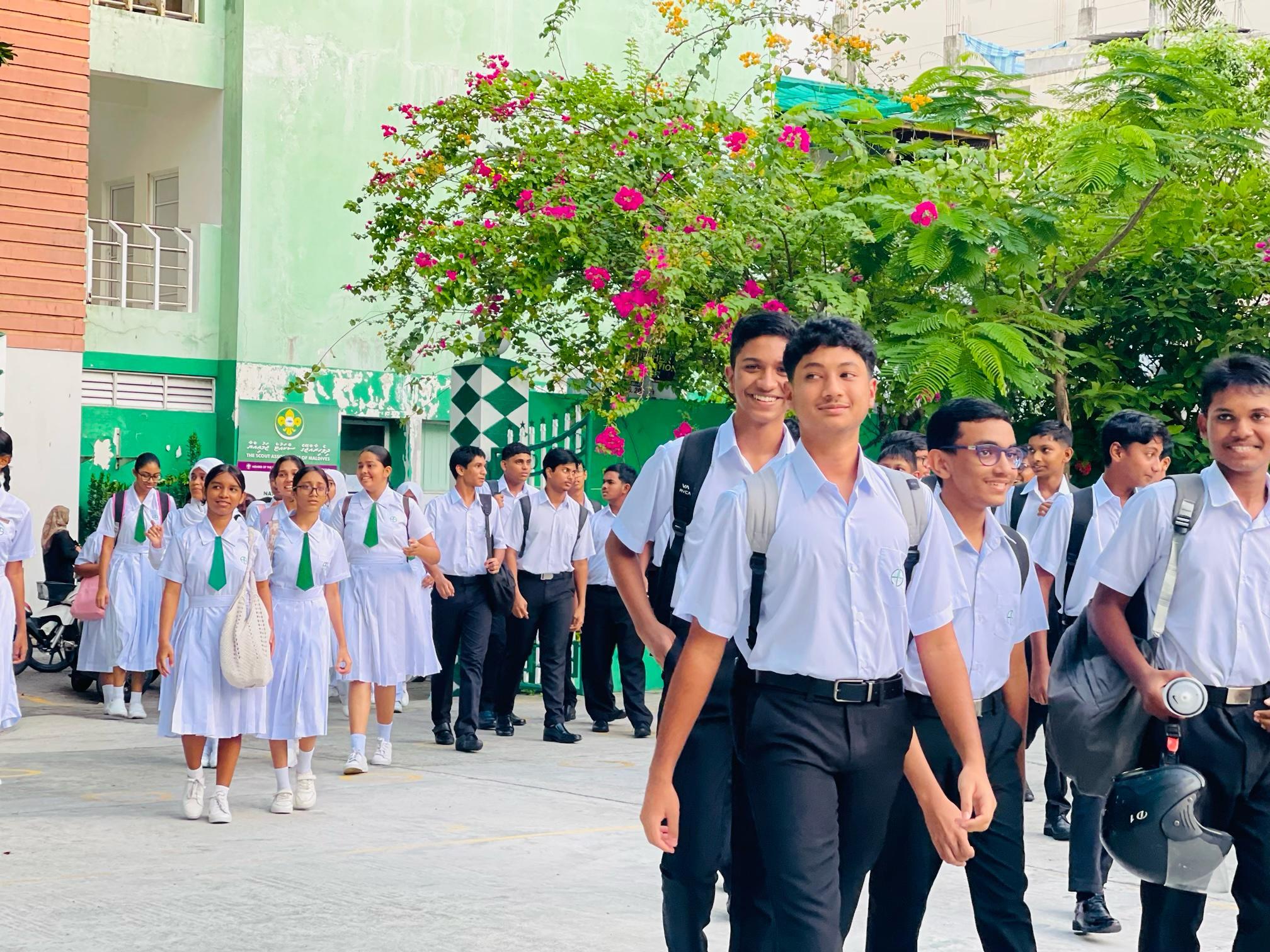 ގިންތިތަކެއް ކަނޑައަޅައި، ސްކޫލުތަކުން ޝަރަފުވެރި މެހުމާނުން ހަމަޖެއްސުމުގައި އާ އުޞޫލެއް