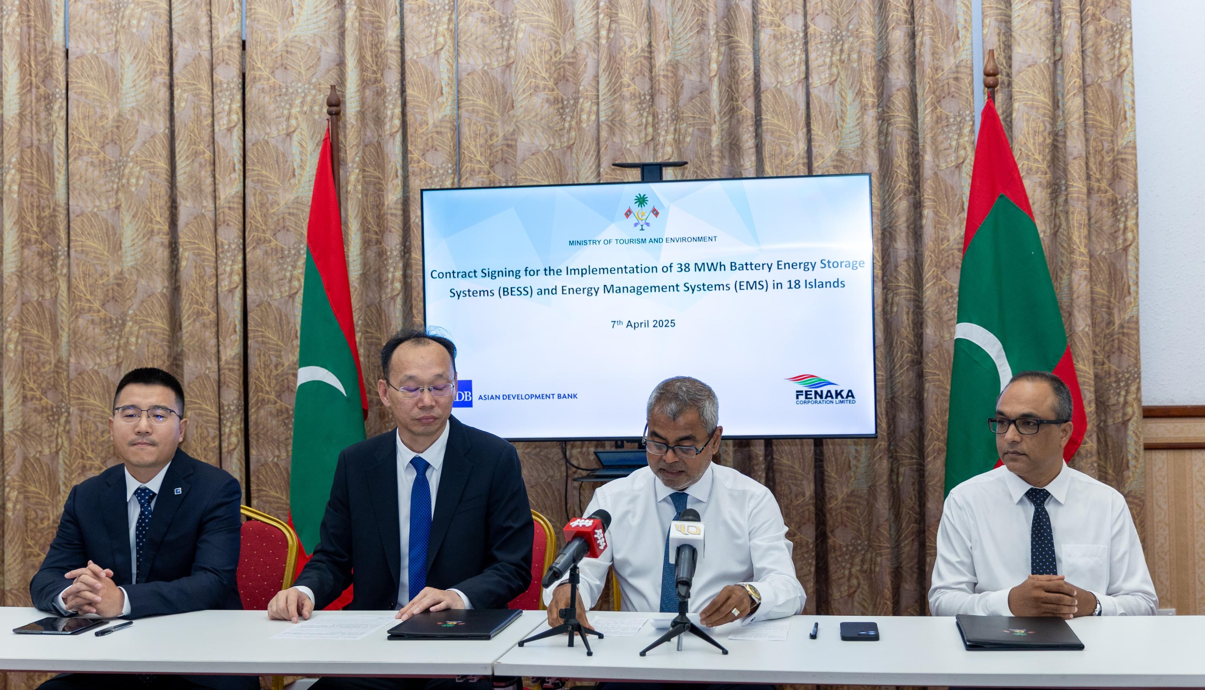 މީހުން ދިރިއުޅޭ 18 ރަށެއްގައި ބެޓެރީ އެނަރޖީ ސްޓޯރޭޖް ސިސްޓަމް ގާއިމުކުރުމަށް ސޮއިކޮށްފި 