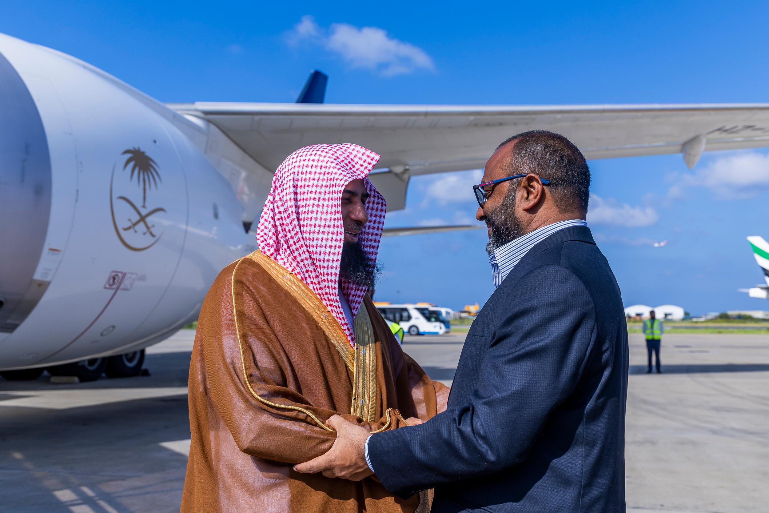 މަސްޖިދުއްނަބަވީގެ އިމާމު ދަތުރުފުޅު ނިންމަވާލެއްވުމަށްފަހު ފުރާވަޑައިގެންފި