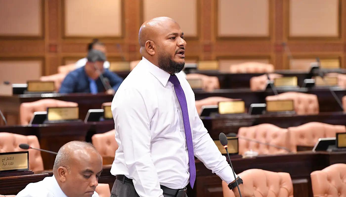 މީގެ ކުރީގައި ސަރުކާރުތަކަށްވުރެ ގޭންގުތައް ވަރުގަދަ، ފެނުނީ  ބިރުން ތިބި މަންޒަރު 