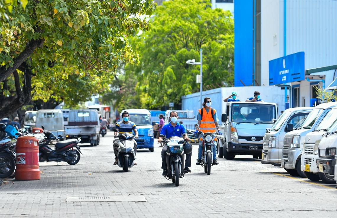 މާލޭ ގެއެއްގެ ފުރާޅު މައްޗަށް ޒުވާން އަންހެނެއް ވެއްޓިފަ އޮއްވައި ފެނިއްޖެ