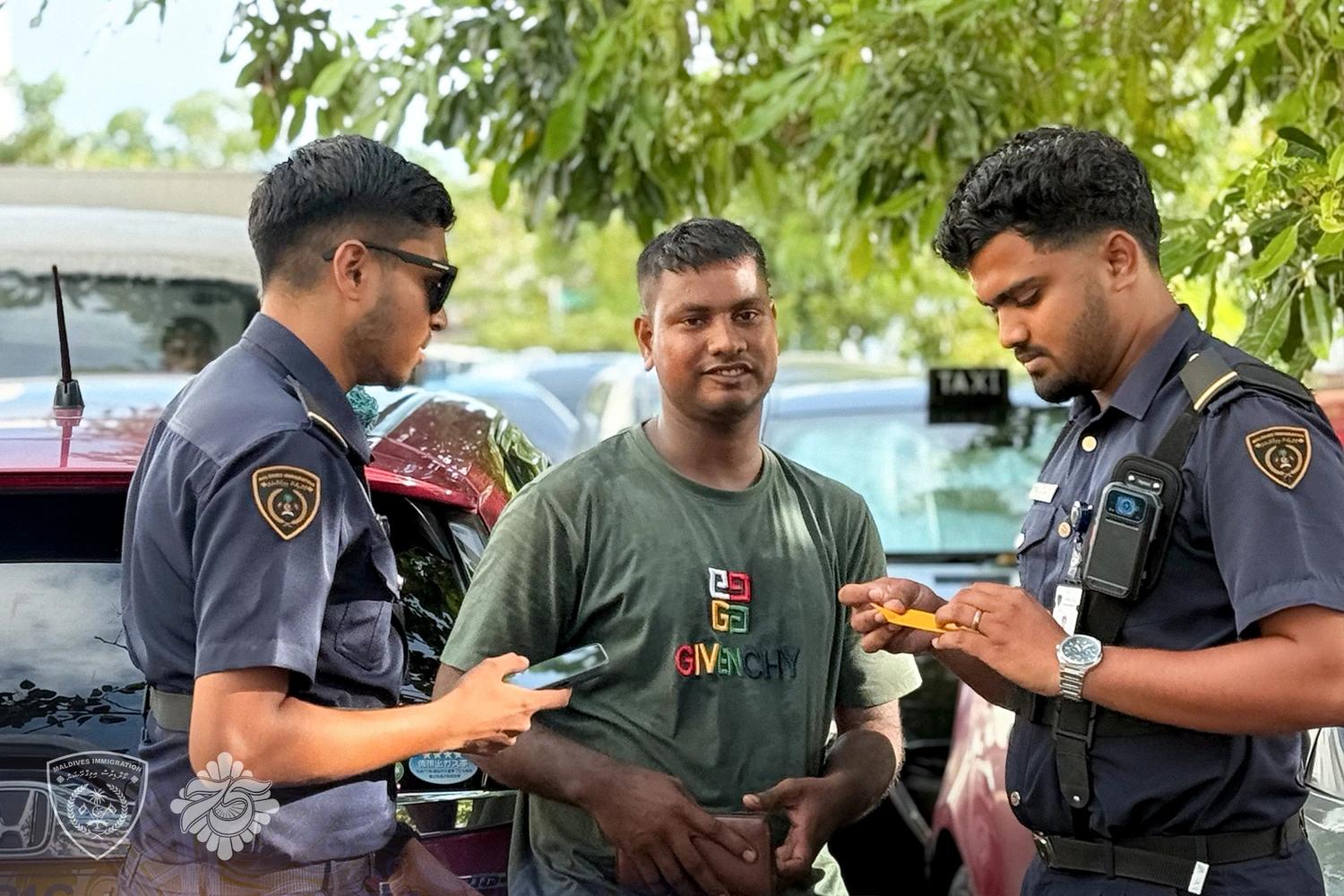 އިމިގްރޭޝަން އޮފިސަރުން ބޮޑީ ކެމެރާ ބޭނުންކުރަން ފަށައިފި 