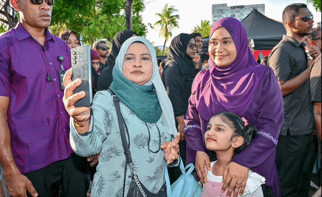 ދަރިއަކަށް އެންމެ ހިތްގައިމު އިޙްސާސަކީ މަންމަގެ ފިރުމައިލުން: މެޑަމް ސާޖިދާ