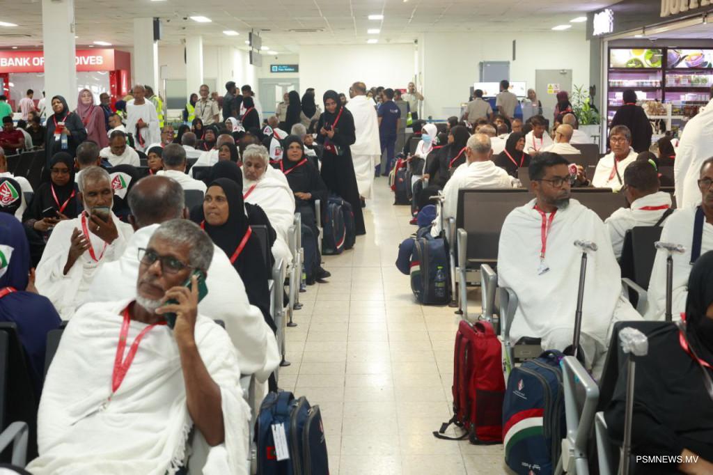 ޙައްޖުވެރިންގެ ފުރަތަމަ ފްލައިޓް ފުރައިފި 