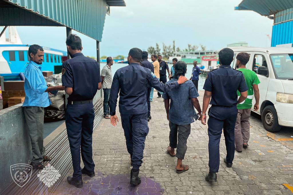 102 ބިދޭސީން ޗެކްކޮށް، 25 ބިދޭސީން އިމިގްރޭޝަންގެ ބެލުމުގެ ދަށަށް 