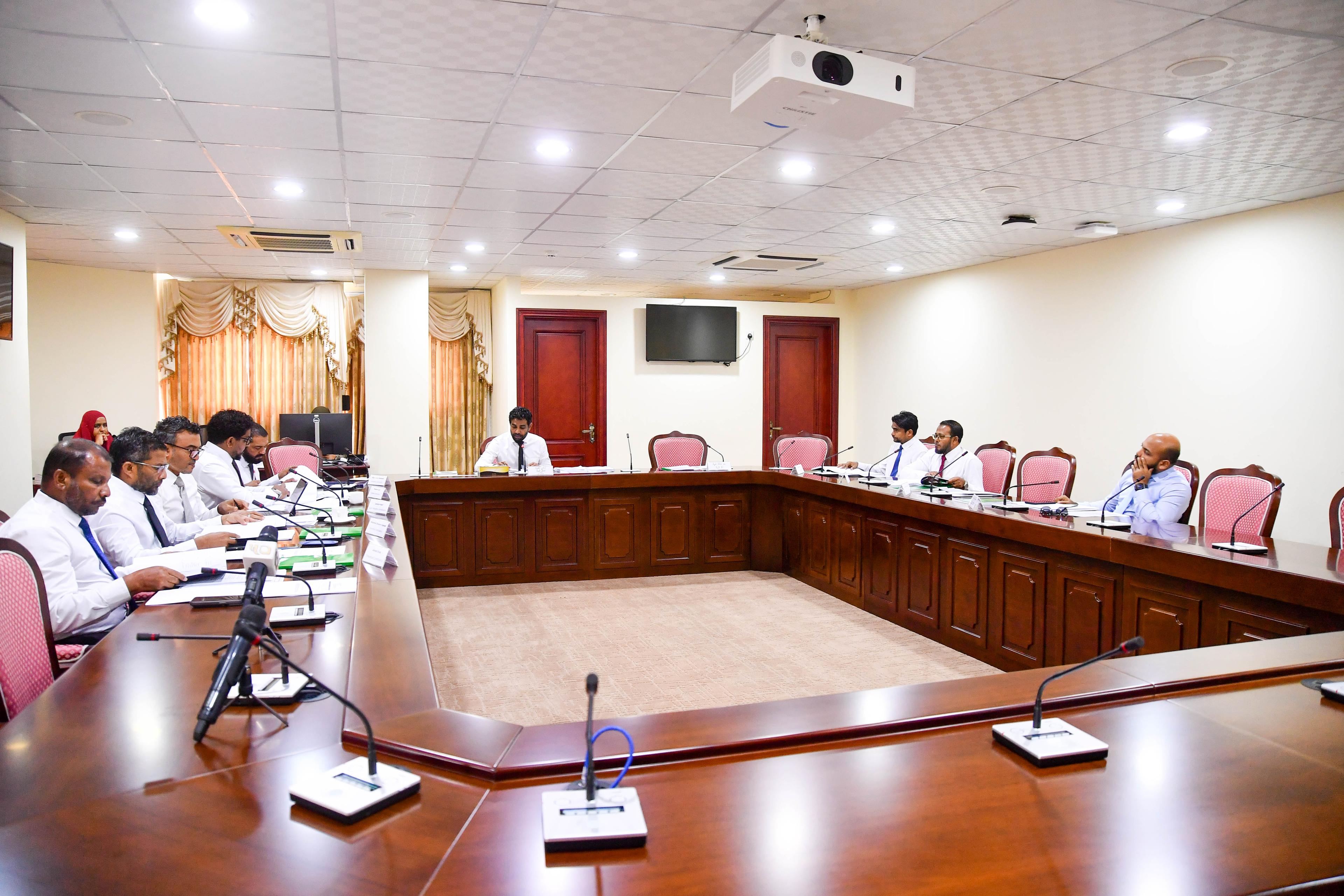 މަހާޒްއާއި އަޒްމިރަލްދާގެ މައްސަލަ ކޮމެޓީގައި ހުޅުވާލައިގެން ކުރިއަށް ގެންދިއުމަށް ބާ ކައުންސިލުން އެދިއްޖެ