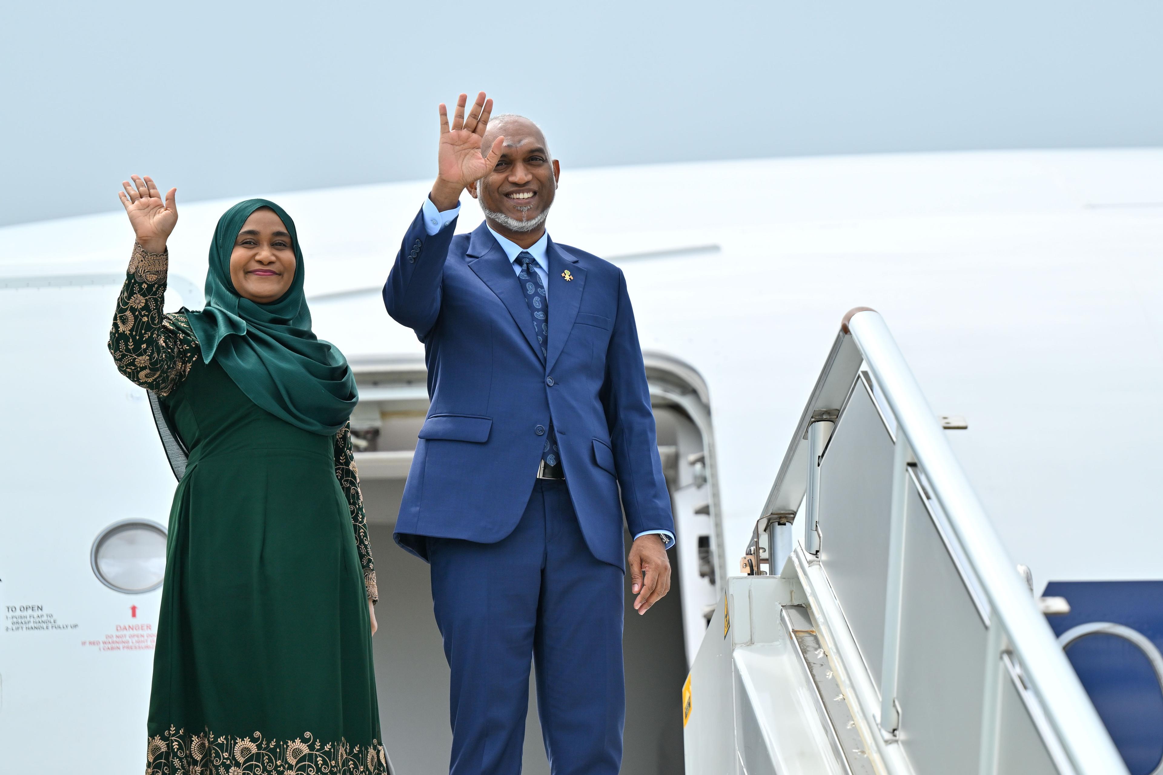 ރައީސްގެ ދެކަނބަލުން ސިންގަޕޫރަށް ކުރައްވާ ފުރަމާނަ ދަތުރުފުޅެއްގައި މިއަދު ފުރާވަޑައިގެންފި