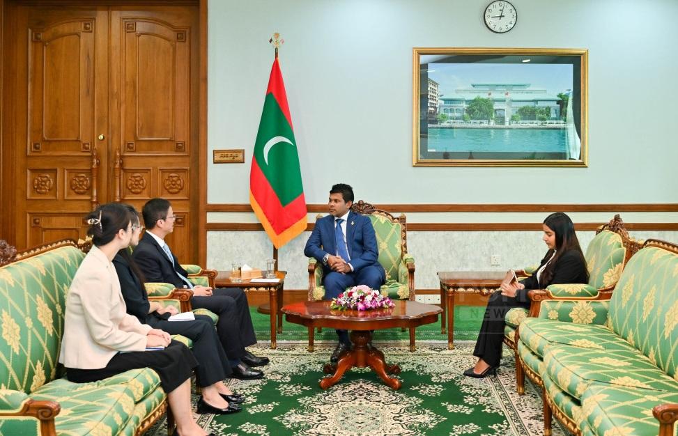 ޗައިނާ ސަފީރު ، ނައިބް ރައީސްއާއި ބައްދަލުކުރަވައިފި