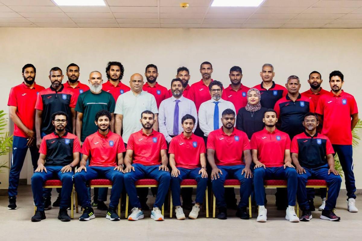 ކާވާގައި ވާދަކުރާ ޤައުމީ ފިރިހެން ޓީމާ ޖާޒީ ހަވާލު ކުރުމުގެ ތެރެއިން -- ފޮޓޯ/ ވީއޭއެމް