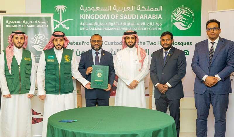 Dr. Mohamed Shaheem Ali Saeed receiving the donation of dates from Saudi representatives. Photo courtesy of Raajje.mv.