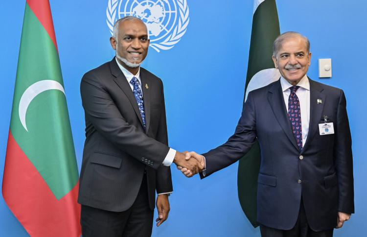 President Muizzu Meets Pakistan PM Shehbaz Sharif at UNGA, Strengthening Bilateral Ties