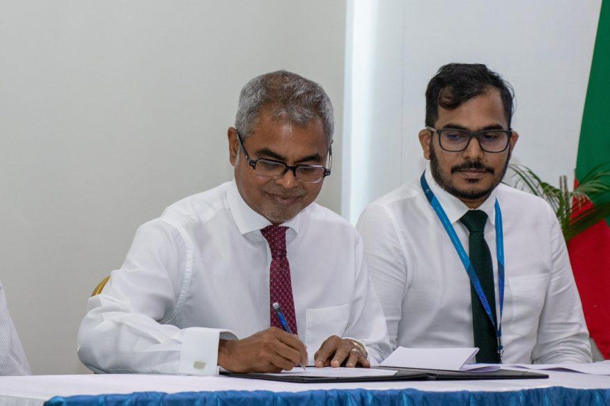 މާފަރުގައި މެޓް އޮފީހެއް އެޅުމަށް އެއްބަސްވުމުގައި ސޮއިކުރުން -- ފޮޓޯ/ އެންވަޔަރަމެންޓް މިނިސްޓްރީ