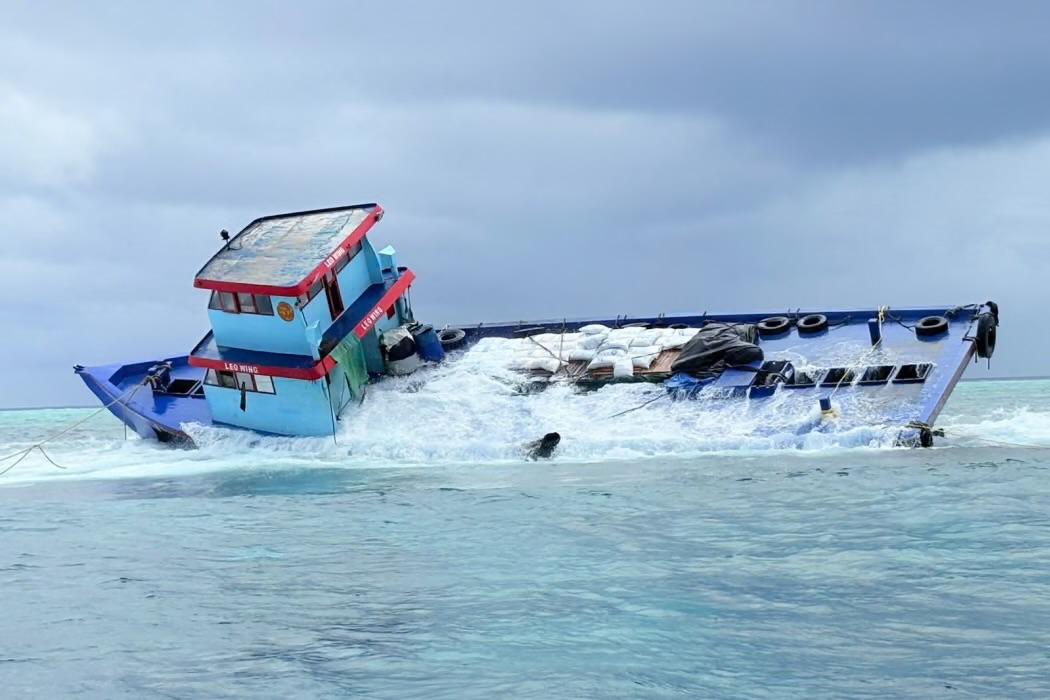 ދެރަށެއްގެ ރޯދަ ހަދިޔާ ހިފައިގެން ދިޔަ ދޯންޏެއް ފަރަށް އަރައިފި