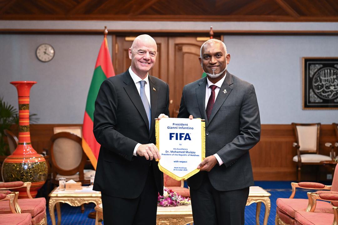 ރާއްޖޭގެ ފުޓްބޯޅަ ކުރިއެރުވުމާއި ގުޅޭގޮތުން ފީފާގެ ރައީސް އާއި ރައީސުލް ޖުމްހޫރިއްޔާ ޑރ. މުޙައްމަދު މުޢިއްޒު މަޝްވަރާކުރައްވައިފި