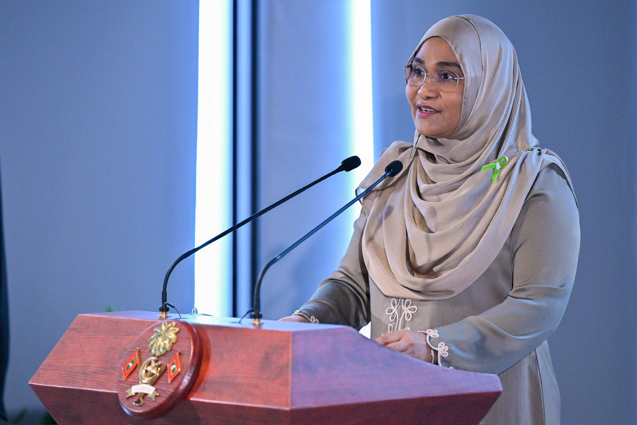 އަންހެން ކުދިންނަށް މުޖުތަމައަށް ޙިދުމަތް ކުރުމުގެ ހަމަހަމަ ފުރުސަތުތައް ހޯދައިދޭން ޖެހޭ: ފަސްޓް ލޭޑީ