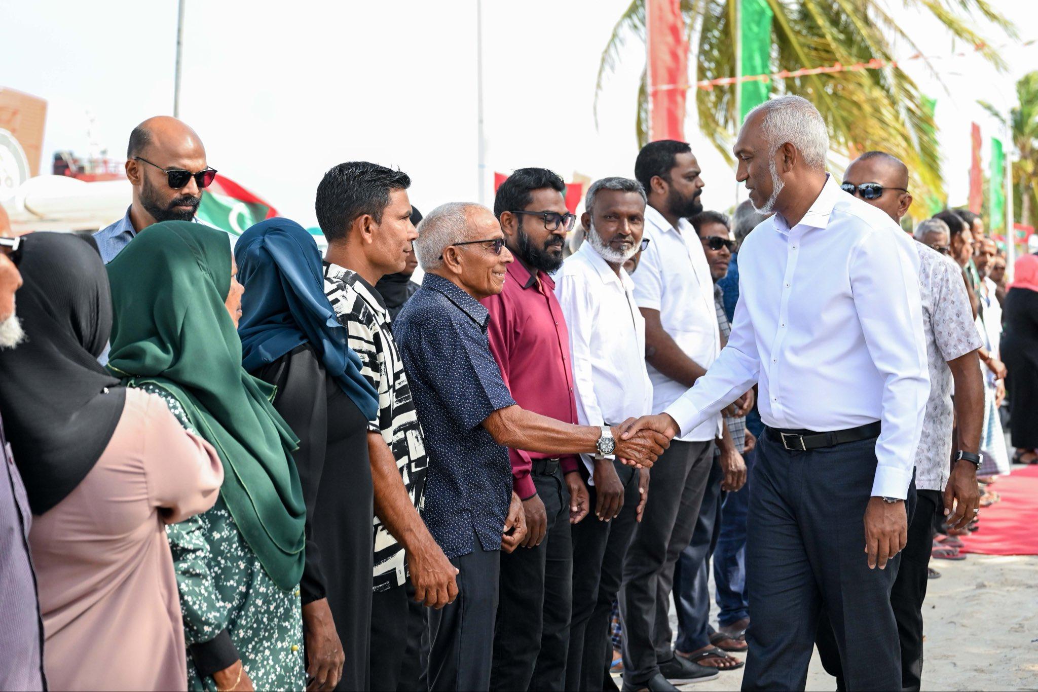 ރައީސް ކާށިދޫއަށް ވަޑައިގެންނެވުން- ފޮޓޯ: ރައީސުލްޖުމްހޫރިއްޔާގެ އޮފީސް