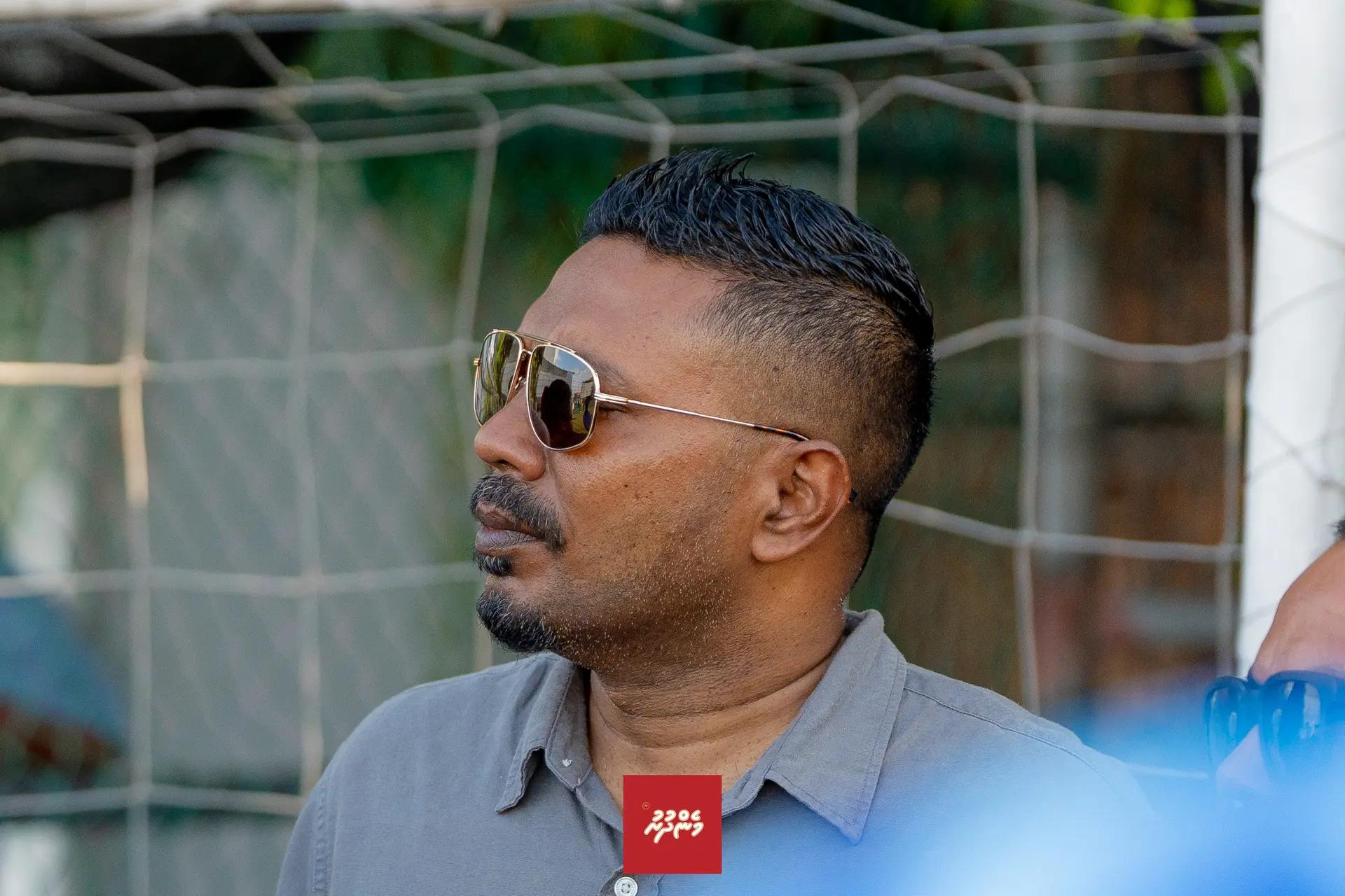 ނިއުރޭޑިއަންޓް ސްޕޯޓްސް ކްލަބުން ބޭއްވި ފަރިތަކުރުންތަކުގެ ތެރެއިން އެ ކުލަބުގެ ޗެއާމަން އަޙްމަދު މުބީން- ފޮޓޯ/ޙުސެއިން ޝައްމާޙް - މެންދުރު ޓީވީ