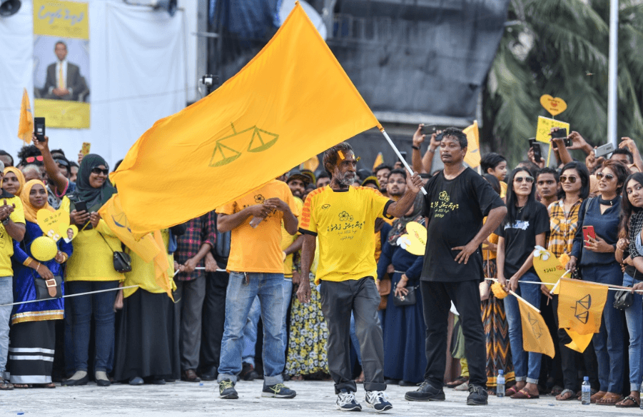 މާޒީގެ ތެރެއިން މޭޑޭގެ މުޒާހަރާ: ފަހުވަގު ބޮޑުން ފިލީ، ކުށް ކުރުވީ ނިކަމެތި މީހާ ލައްވާ!