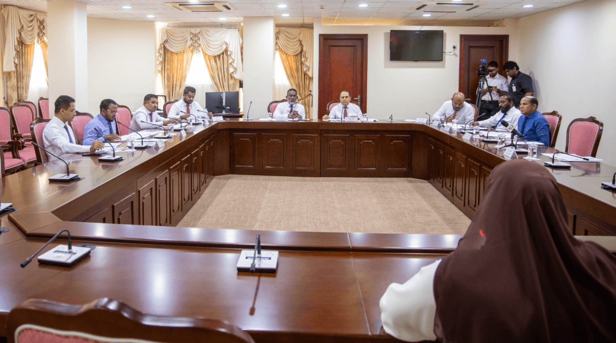 މީޑިއާ ކޮމިޝަނަށް މެމްބަރުން ހޮވުމުގެ އިންޓަވިއު ކުރިއަށް ދަނީ، ފޮޓޯ: މަޖިލިސް