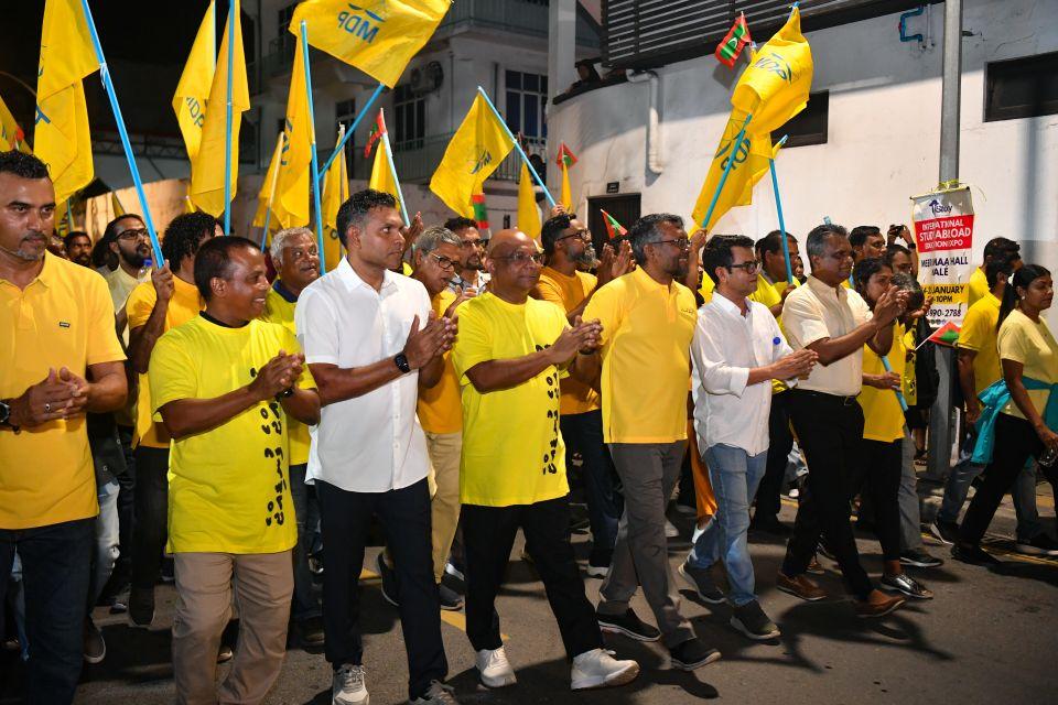 އޮކްޓޯބަރު 3 ގެ އެއްވުމުގައި، ގޭންގުތައް މަގުމައްޗަށް ނެރެ ތަންތަނަށް ގެއްލުން ދޭން އެބަ މަސައްކަތްކުރޭ: ފުލުހުން