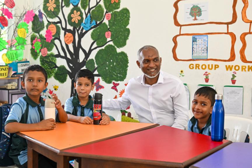 އުޖާލާ ކުރިމަގެއް ރާއްޖެއަށް ހޯދައިދިނުމުގެ އެންމެ ބޮޑު ބާރެއް އޮތީ މުދައްރިސުންގެ އަތްމަތީގައި: ރައީސް