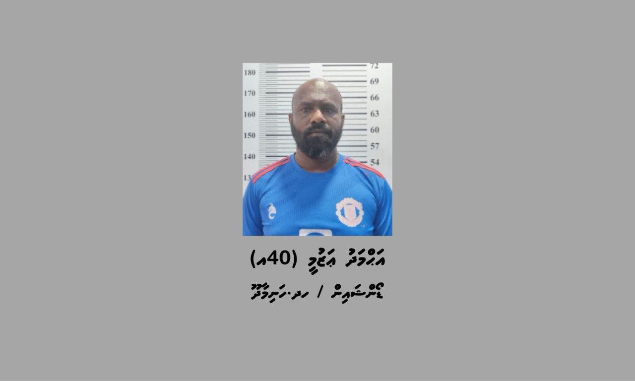 ހަނިމާދޫގައި ފުޅާ ދާއިރާއެއްގައި މަސްތުވާތަކެތީގެ ވިޔަފާރިކުރާ ކަމުގެ ތުހުމަތުގައި ހައްޔަރުކުރި މީހާ، ފޮޓޯ: ޕޮލިސް