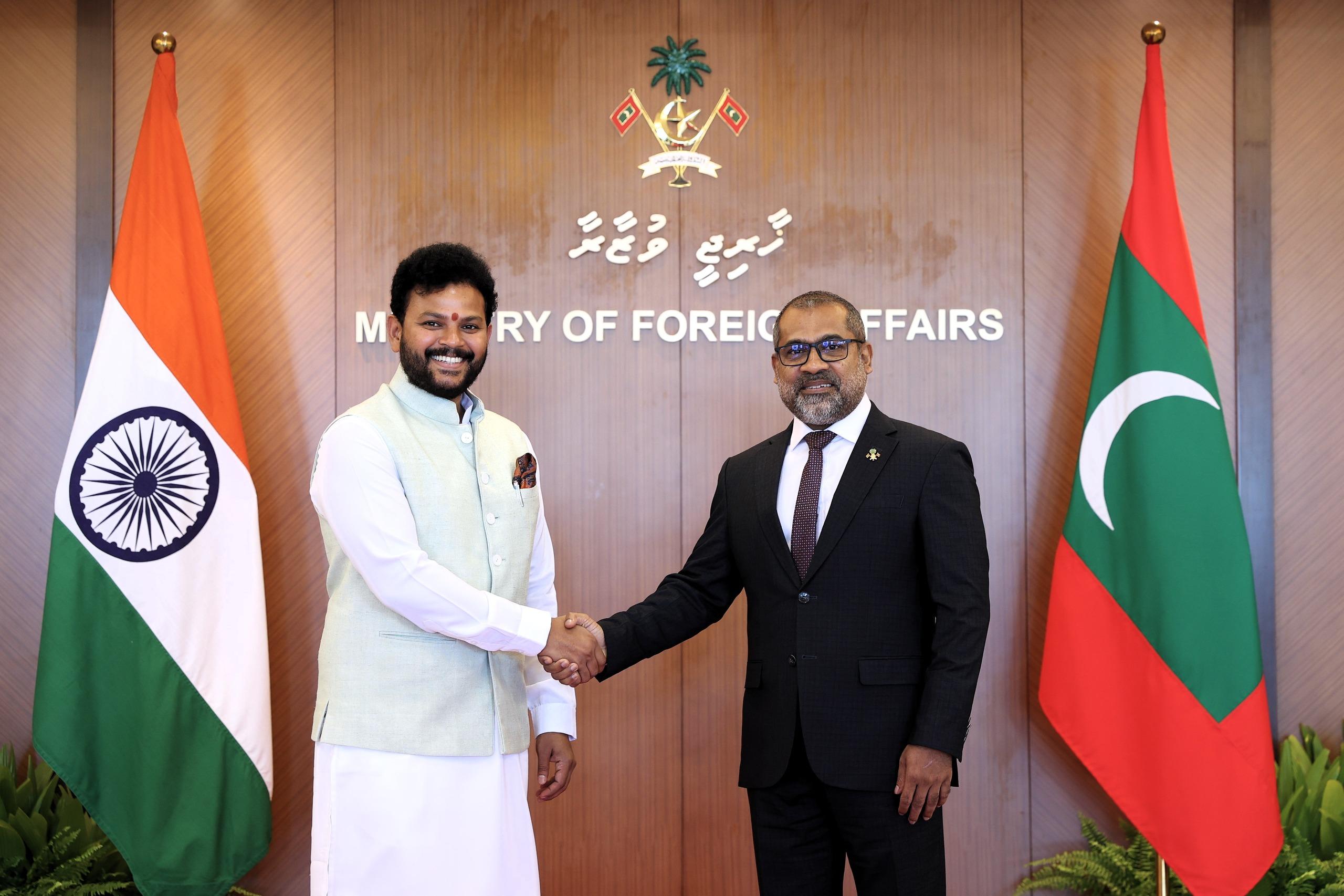 އިންޑިއާގެ ބޮޑު ވަޒީރުގެ ޚާއްސަ މަންދޫބު، ޚާރިޖީ ވަޒީީރާ ބައްދަލުކުރައްވައިފި