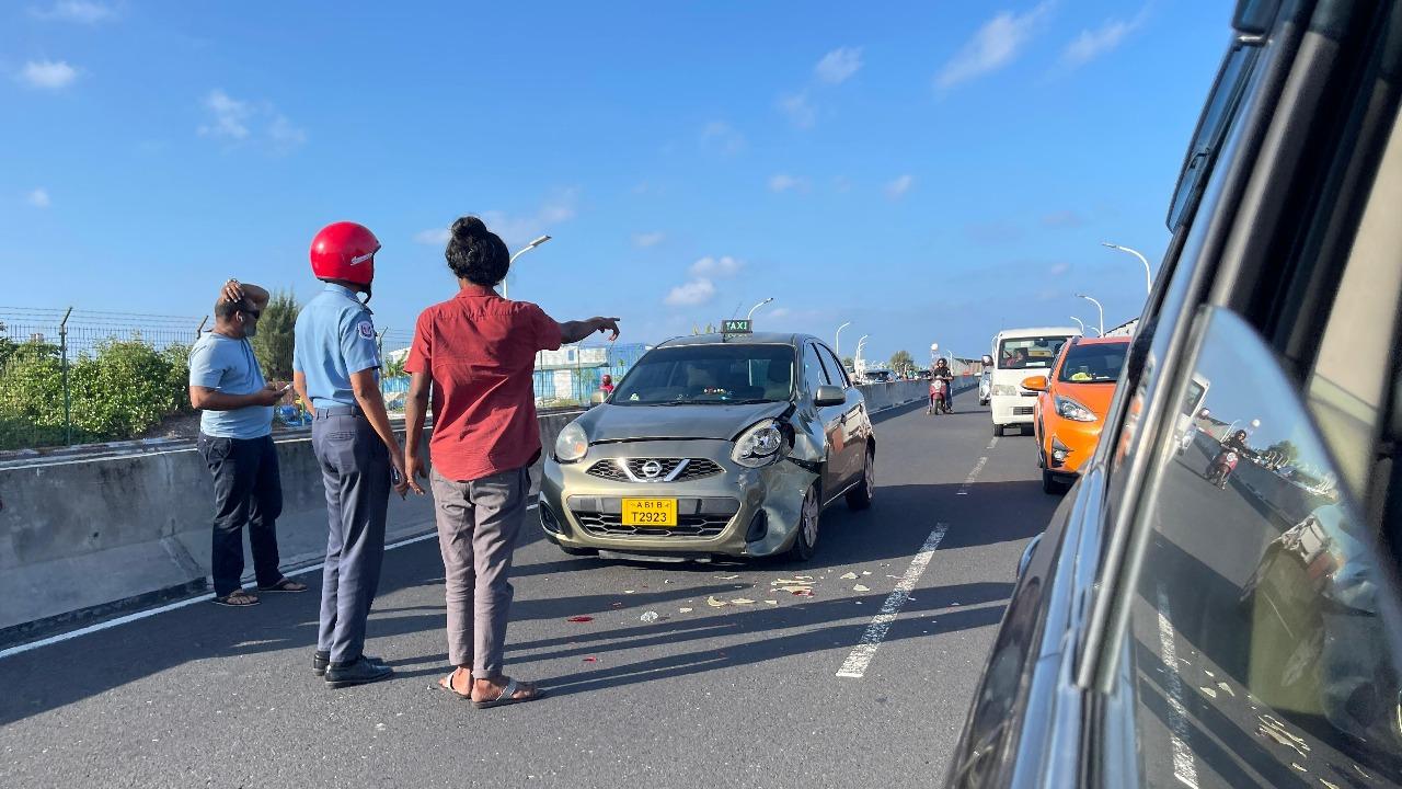 އޯވަޓޭކް ކުރަން އުޅެނިކޮށް ދެ ކާރު ޖެހި ހައިވޭގައި އެކްސިޑެންޓެއް