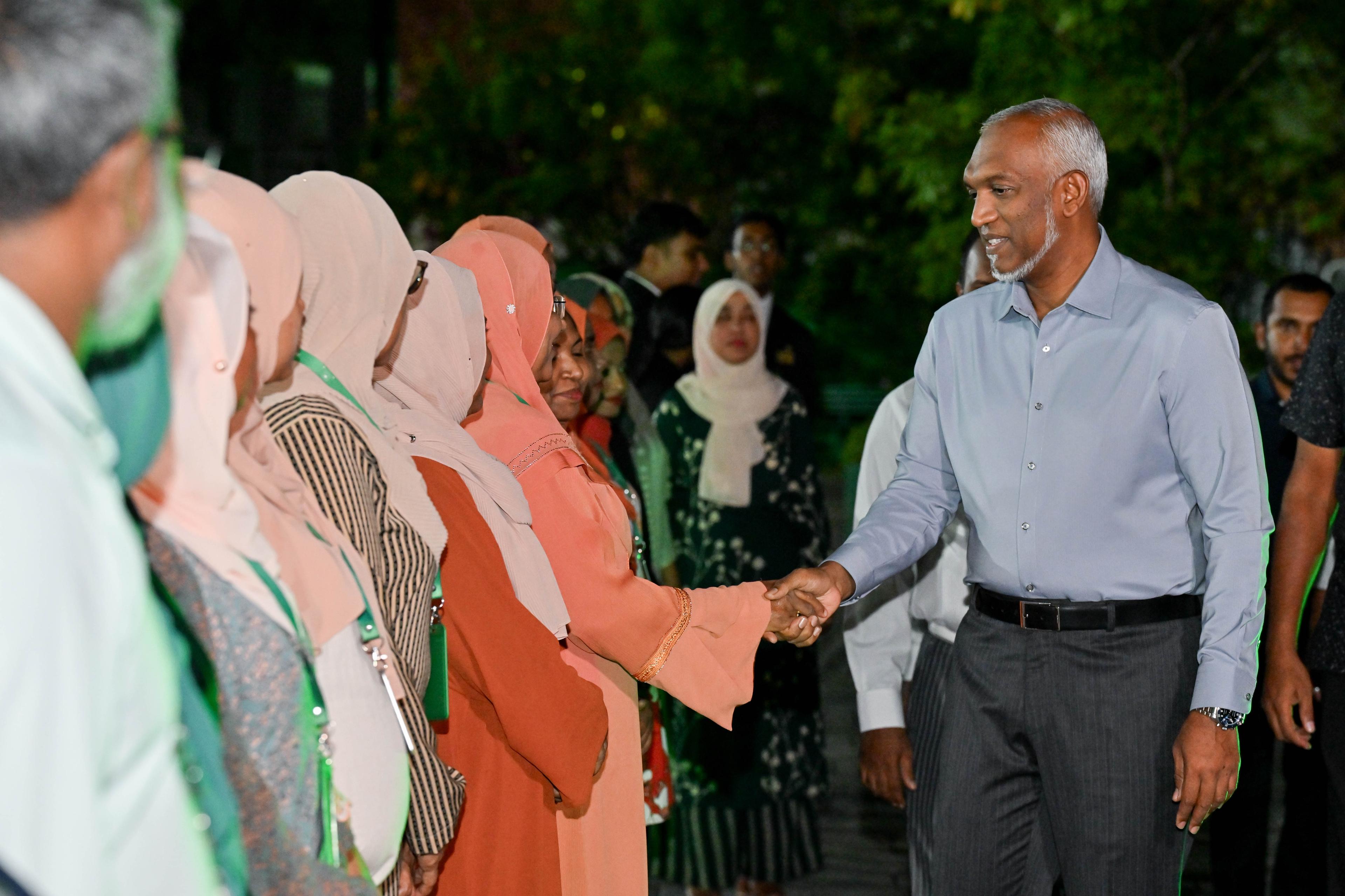 ބުރާސްފަތިދުވަހުގެ ރޭ ރައީސް ހުޅުމާލެ ދެ ވަނަ ފިޔަވަހީގައި ދިރިއުޅޭ ރައްޔިތުންނާ ބައްދަލުކުރައްވަނީ