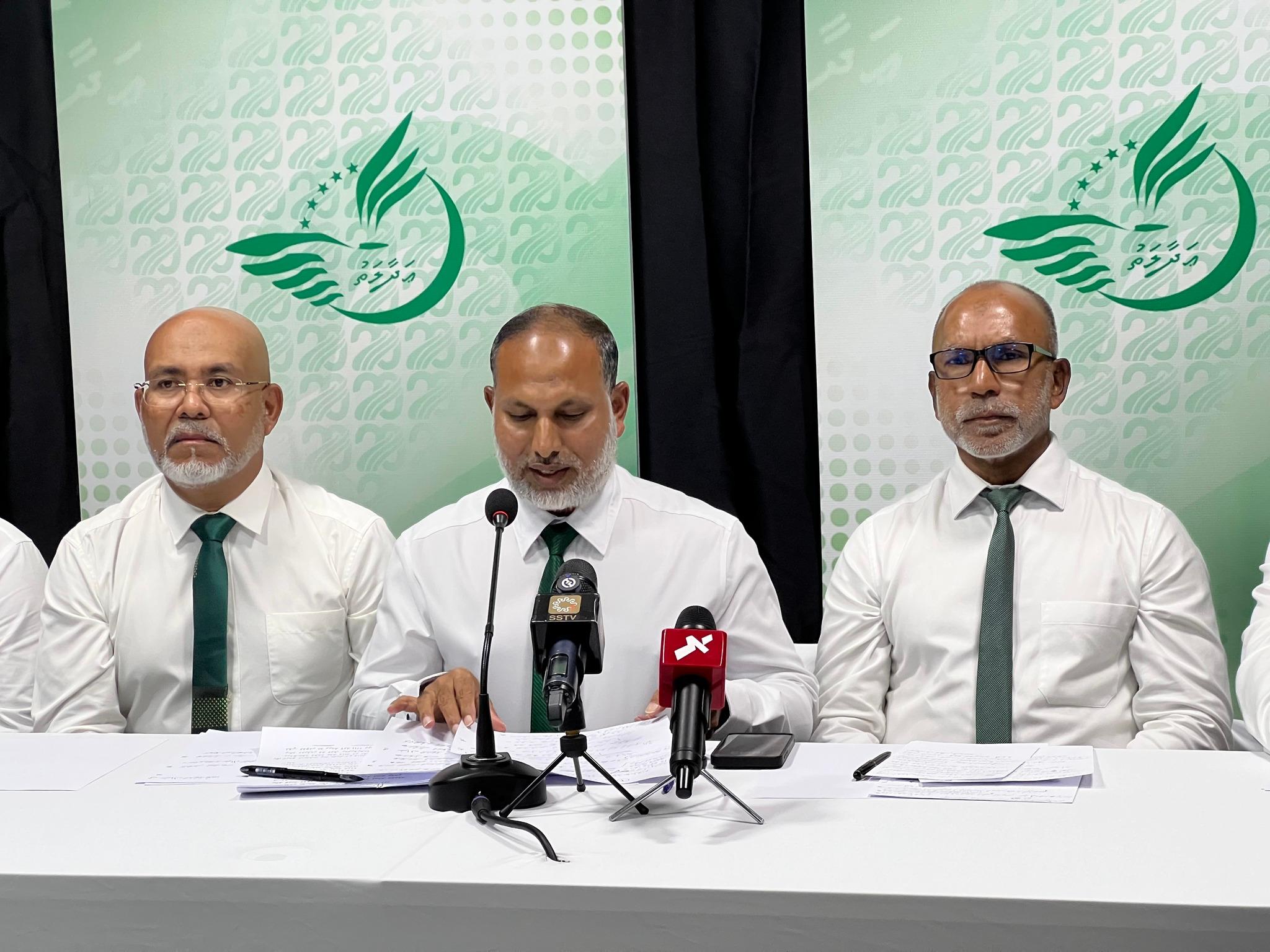 އަދާލަތު ޕާޓީން މިދިޔަ މަހު ބޭއްވި ނޫސްވެރިންގެ ބައްދަލުވުމެއްގެ ތެރެއިން އެ ޕާޓީގެ މިހާރުގެ ބައެއް އިސްވެރިން --ފޮޓޯ/ އޭޕީ
