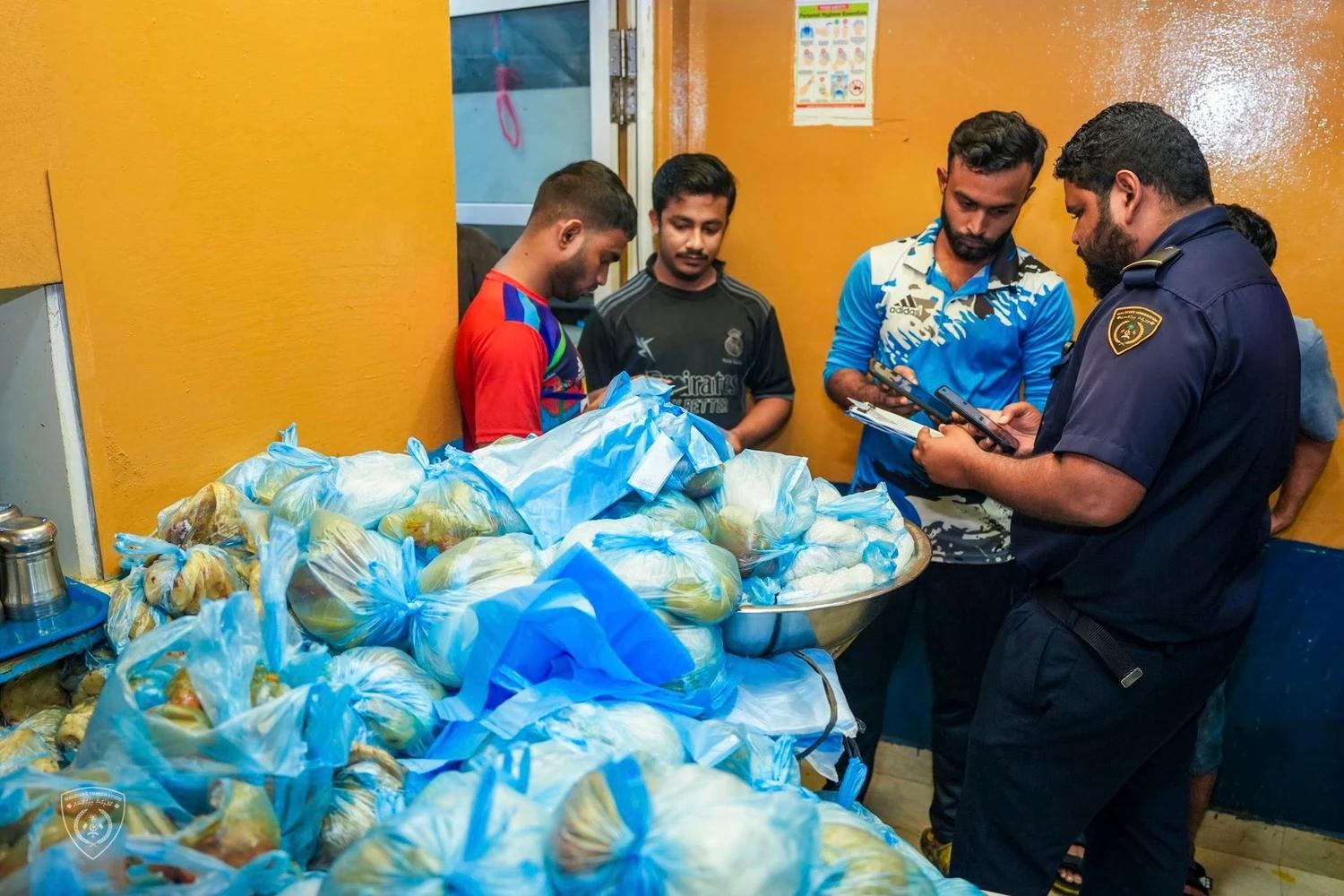 ޤަވާއިދާ ޚިލާފަށް އުޅެމުންދިއަ ބިދޭސީއެއް ހައްޔަރުކޮށް، އިތުރު 3 ބިދޭސީއަކަށް ނޯޓިސް ދީފި