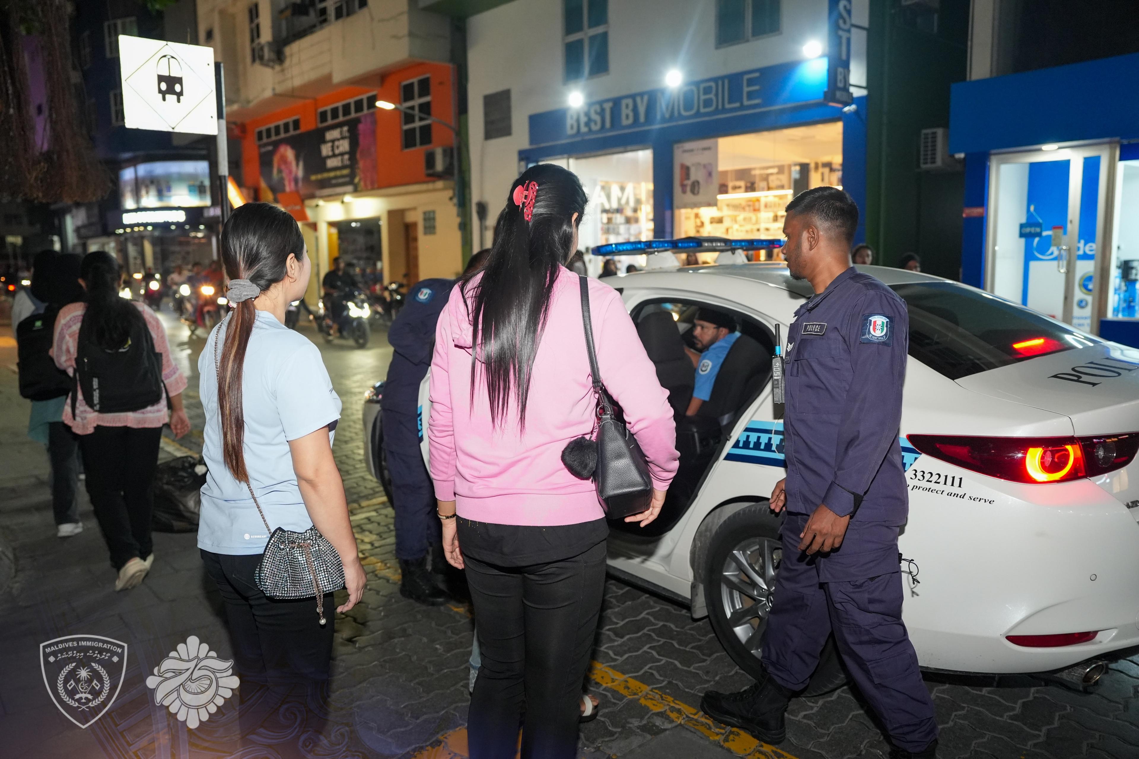 ރޭ އެކަނިވެސް، ބޭނުމެއްނެތި ބޭރުގައި އުޅުނު 23 ބިދޭސީން ހުއްޓުވައި ސުވާލުކުރި