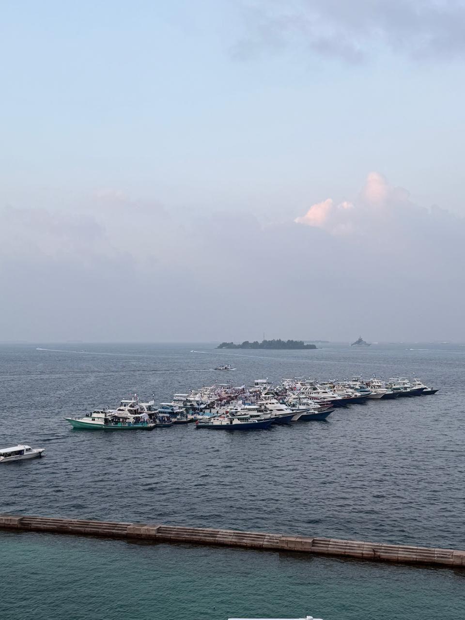 އިހުތިޖާޖުގައި މާލެގެ ފަޅަށް ވަދެ ނުކުމެ ހަދާ އުޅަނދުތަކަށް ހުރަސްއަޅަން މަސައްކަތް ކުރި: ފުލުހުން