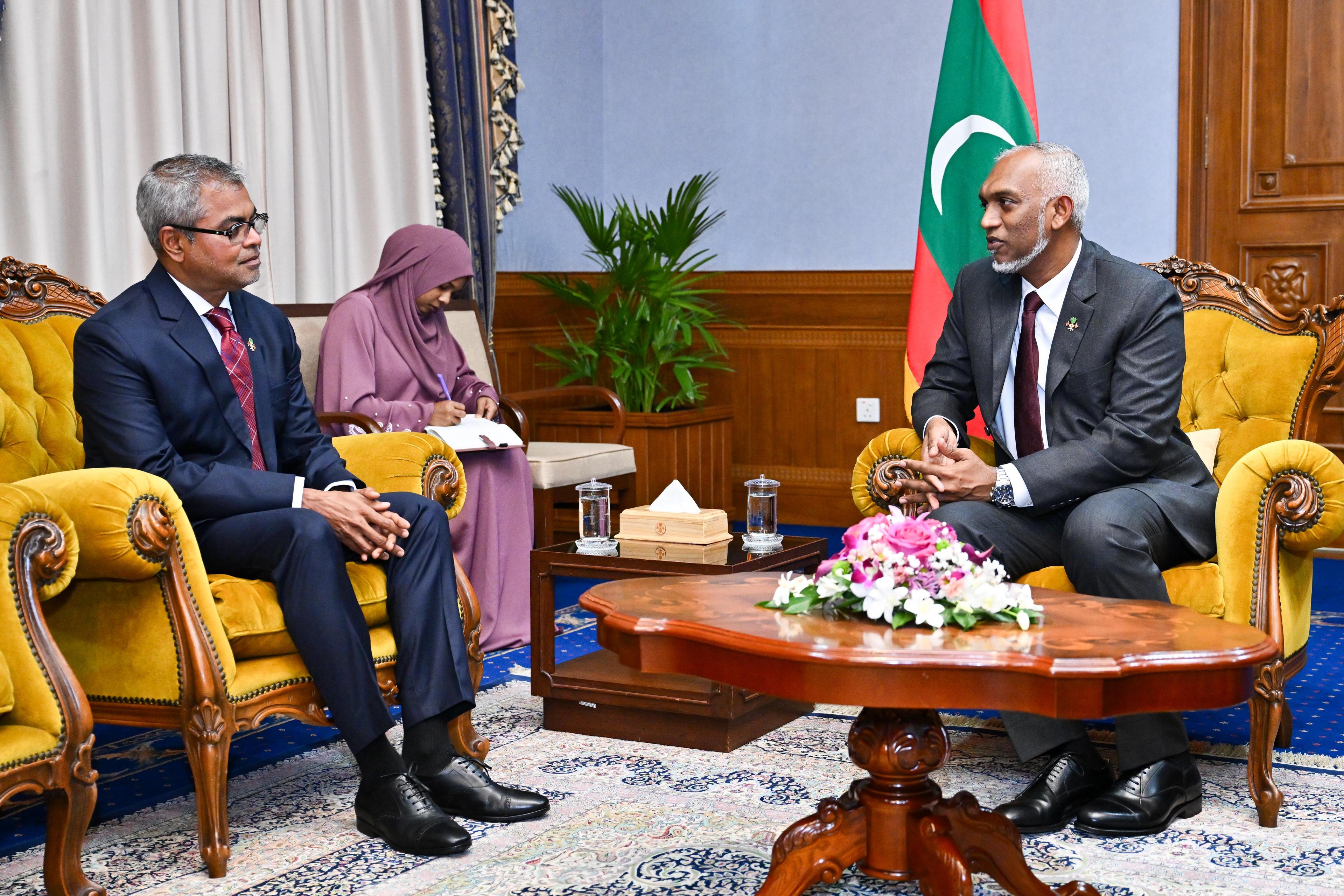 ރައީސް ޑރ. މުޙައްމަދު މުއިއްޒު ފަތުރުވެރިކަމާއި ތިމާވެށްޓާއި ބެހޭ ވަޒީރު ތާރިޤް އިބްރާހީމްއާ ބައްދަލުކުރައްވަނީ -- ފޮޓޯ : ރައީސް އޮފީސް