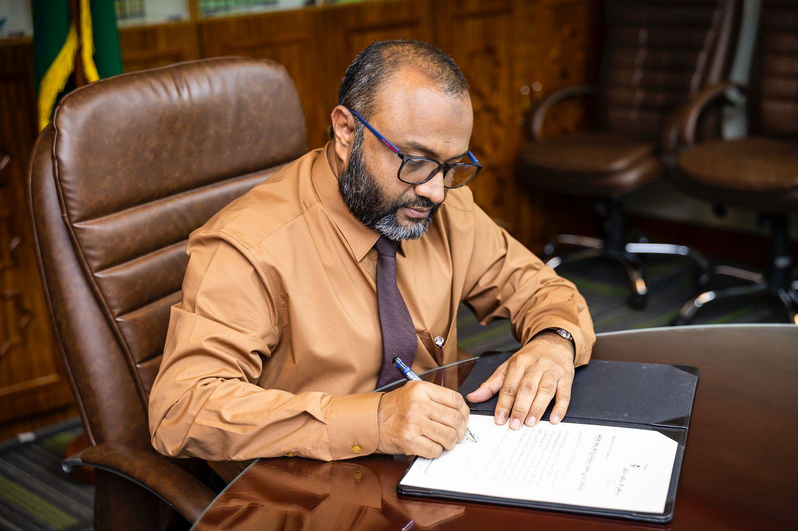 އިސްލާމީ ވަޤުފް ފަންޑު ތަރައްޤީކުރުމާ ގުޅޭ މުހިންމު ނިންމުންތަކުގައި އިސްލާމީ ކަންތައްތަކާ ބެހޭ ވަޒީރު ޑރ. މުޙައްމަދު ޝަހީމް އަލީ ސަޢީދު ސޮއި ކުރެއްވުން -- ފޮޓޯ: އިސްލާމީ ކަންތައްތަކާ ބެހޭ ވުޒާރާ