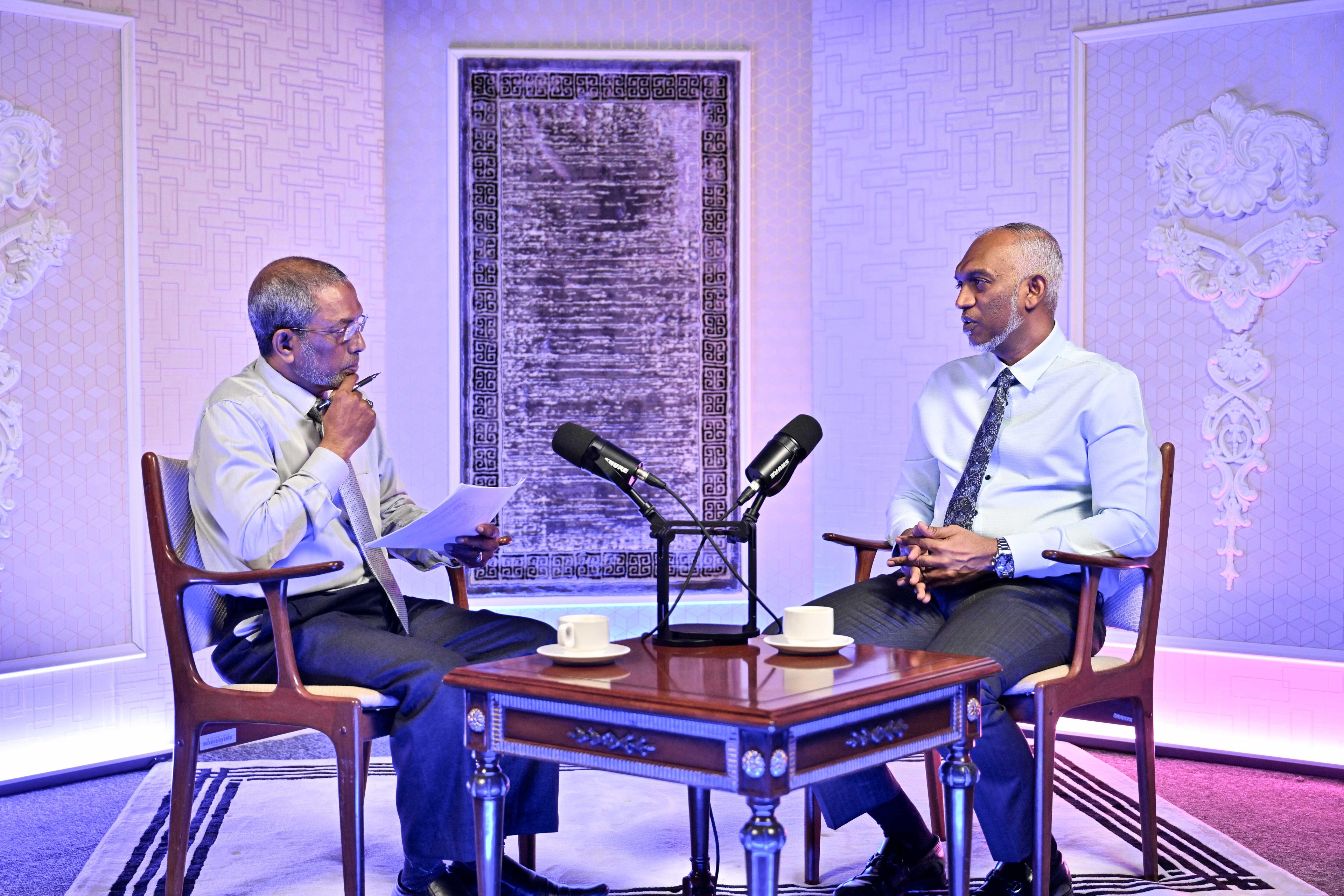 ރައީސް ޑރ. މުޢިއްޒު، ރައްޔިތުންނާ އެކު" ސިލްސިލާ ޕޮޑްކާސްޓުގެ ފަސްވަނަ އެޕިސޯޑުގައި ވާހަކަފުޅު ދައްކަވަމުން -- ފޮޓޯ: ރައީސް އޮފީސް