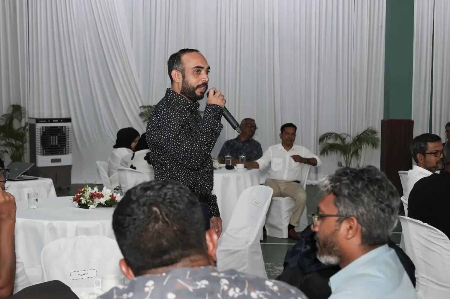 ނޫސްތަކުގެ އެޑިޓަރުންނާއެކު ޔޫތު މިނިސްޓްރީން ބޭއްވި ބައްދަލުވުމުގެ ތެރެއިން